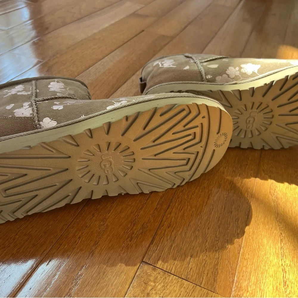 New! UGG Floral Foil limited edition Tan Suede Ankle Boots. - Picture 4 of 6